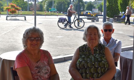 „Gościu, siądź pod mym liściem, a odpoczni sobie! Nie dojǳie cię tu słońce, przyrzekam ja tobie…”