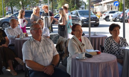 „Gościu, siądź pod mym liściem, a odpoczni sobie! Nie dojǳie cię tu słońce, przyrzekam ja tobie…”