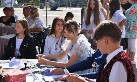 „Gościu, siądź pod mym liściem, a odpoczni sobie! Nie dojǳie cię tu słońce, przyrzekam ja tobie…”