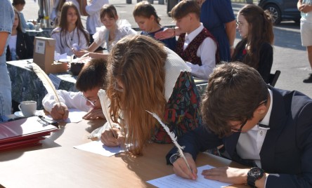 „Gościu, siądź pod mym liściem, a odpoczni sobie! Nie dojǳie cię tu słońce, przyrzekam ja tobie…”