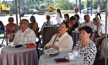 „Gościu, siądź pod mym liściem, a odpoczni sobie! Nie dojǳie cię tu słońce, przyrzekam ja tobie…”