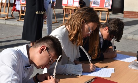 „Gościu, siądź pod mym liściem, a odpoczni sobie! Nie dojǳie cię tu słońce, przyrzekam ja tobie…”