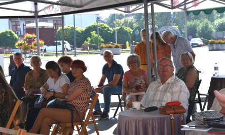 „Gościu, siądź pod mym liściem, a odpoczni sobie! Nie dojǳie cię tu słońce, przyrzekam ja tobie…”
