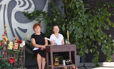 „Gościu, siądź pod mym liściem, a odpoczni sobie! Nie dojǳie cię tu słońce, przyrzekam ja tobie…”