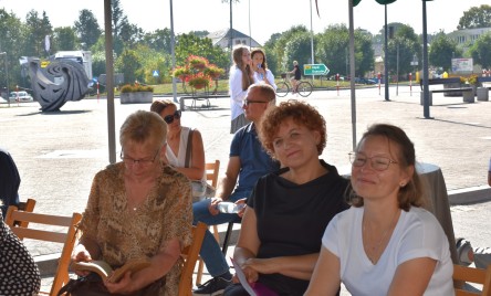 „Gościu, siądź pod mym liściem, a odpoczni sobie! Nie dojǳie cię tu słońce, przyrzekam ja tobie…”