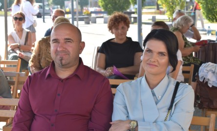 „Gościu, siądź pod mym liściem, a odpoczni sobie! Nie dojǳie cię tu słońce, przyrzekam ja tobie…”