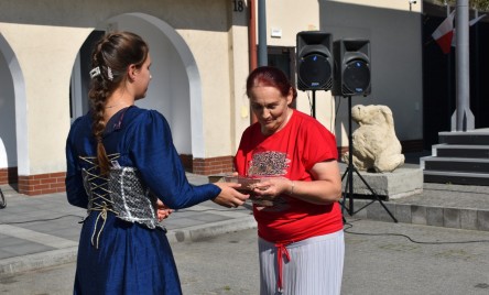 „Gościu, siądź pod mym liściem, a odpoczni sobie! Nie dojǳie cię tu słońce, przyrzekam ja tobie…”