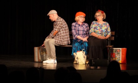 NA PRZYSTANKU W TARNOGRODZIE