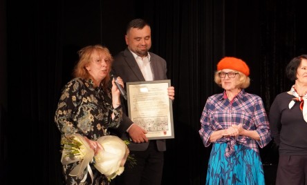 NA PRZYSTANKU W TARNOGRODZIE