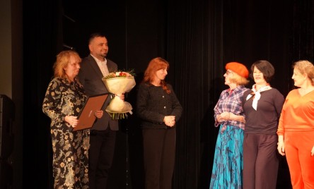NA PRZYSTANKU W TARNOGRODZIE