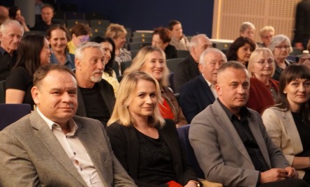 NA PRZYSTANKU W TARNOGRODZIE