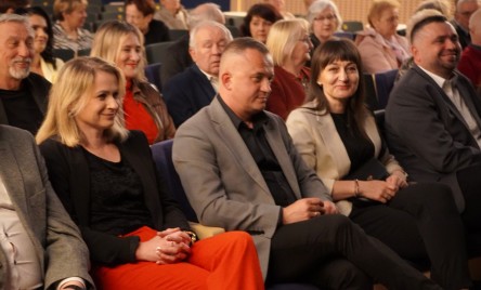 NA PRZYSTANKU W TARNOGRODZIE