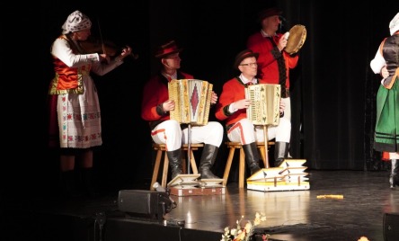 Kurpiowski Zespół Folklorystyczny CARNIACY z Czarni wraz z Zespołem Folklorystycznym KURPIOWSZCZYZNA z Myszyńca (pow. ostrołęcki, woj. mazowieckie) - Zaślubiny po kurpiowsku 