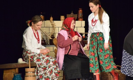 Stowarzyszenie PIEKOSZOWIANIE - Zespół Pieśni i Tańca z Piekoszowa /pow. kielecki, woj. świętokrzyskie/ - Darcie pierza u Helki 
