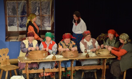 Stowarzyszenie PIEKOSZOWIANIE - Zespół Pieśni i Tańca z Piekoszowa /pow. kielecki, woj. świętokrzyskie/ - Darcie pierza u Helki 