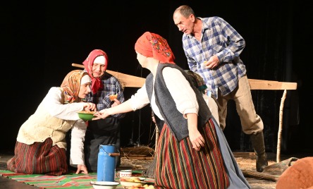 Stowarzyszenie WZDOLSKIE KOŁOWROTKI z Bodzentyna (pow. kielecki, woj. świętokrzyskie) - Miedlenie lnu