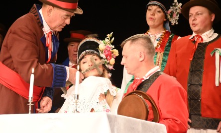 Kurpiowski Zespół Folklorystyczny CARNIACY z Czarni wraz z Zespołem Folklorystycznym KURPIOWSZCZYZNA z Myszyńca (pow. ostrołęcki, woj. mazowieckie) - Zaślubiny po kurpiowsku 