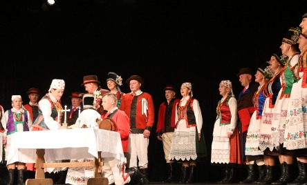 Kurpiowski Zespół Folklorystyczny CARNIACY z Czarni wraz z Zespołem Folklorystycznym KURPIOWSZCZYZNA z Myszyńca (pow. ostrołęcki, woj. mazowieckie) - Zaślubiny po kurpiowsku 