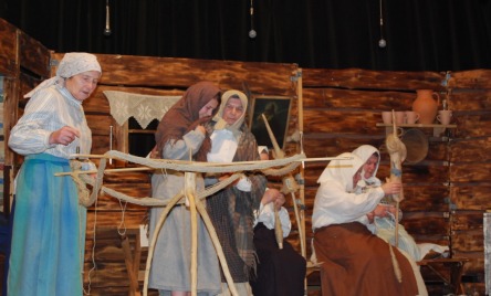 Grupa Obrzędowa OŻARÓW z Ożarowa - pow. opatowski, woj. świętokrzyskie - W ZIMOWY WIECZÓR Z KĄDZIELĄ W CHAŁUPIE U BARTOSÓW (2)