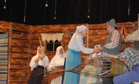 Grupa Obrzędowa OŻARÓW z Ożarowa - pow. opatowski, woj. świętokrzyskie - W ZIMOWY WIECZÓR Z KĄDZIELĄ W CHAŁUPIE U BARTOSÓW