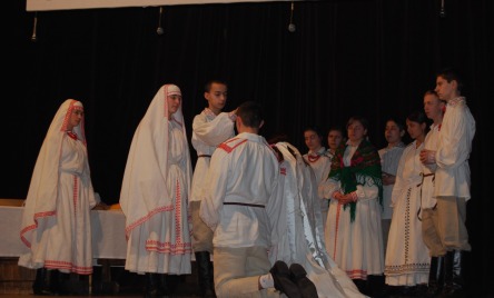 Koło Teatralne Gminnego Ośrodka Kultury w Łukowej - pow. biłgorajski, woj. lubelskie - WESELE ŁUKOWSKIE (2)