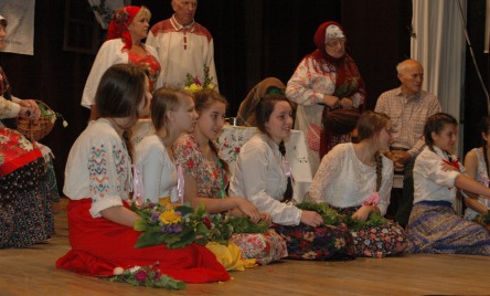 Teatr Obrzędowy z Knyszyna, OBCHODZENIE PÓL Z KRÓLEWNĄ