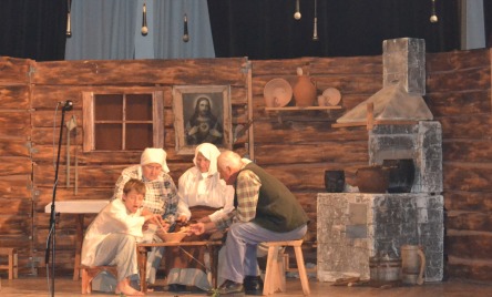 Teatr Obrzędowy z Ożarowa - pow. opatowski, woj. świętokrzyskie - WIELKIE PRANIE U BARTOSÓW (2)