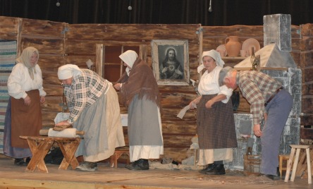 Teatr Obrzędowy z Ożarowa - pow. opatowski, woj. świętokrzyskie - WIELKIE PRANIE U BARTOSÓW (2)