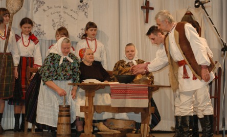 Zespół Folklorystyczny JUTRZENKA z Dołhobrodów - woj. lubelskie, pow. włodawski - PIECZENIE CHLEBA (2)