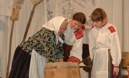 Zespół Folklorystyczny JUTRZENKA z Dołhobrodów - woj. lubelskie, pow. włodawski - PIECZENIE CHLEBA