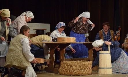 Zespół Folklorystyczny SIEDLECCZANIE z Siedlec, WYSKUBEK ABŁO ŁOSTATNI DZIŃ DARCIO PIRZA 