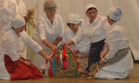 Zespół GRABOWIANKI z Grabowa, DOŻYNKI PRZED DWOREM DZIEDZICA 