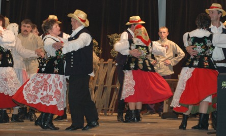 Zespół Regionalny GRODZISZCZOKI z Grodziska Dolnego - woj. podkarpackie,  pow.  leżajski -  MIODOBRANIE (2)