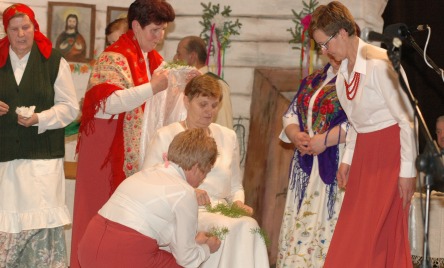 Zespół Śpiewaczo-Obrzędowy JARZĘBINA z Bukowej, A JAK TO DAWNIEJ Z WIANUSZKAMI BYWAŁO 