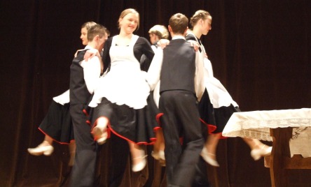 Zespół Teatralny NIECIECZANIE z Niecieczy - pow. tarnowski, woj. lubelskie - BIAŁE FARTUSZKI